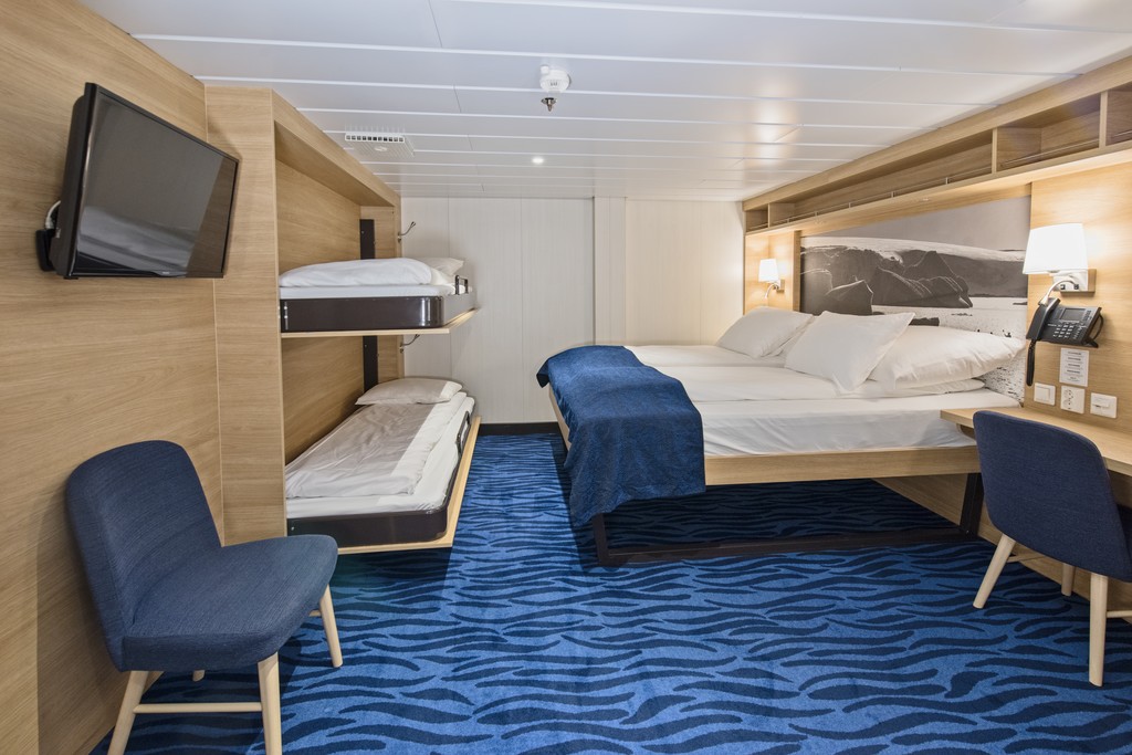 Hurtigruten MS Spitsbergen Superior Inside 1.jpg